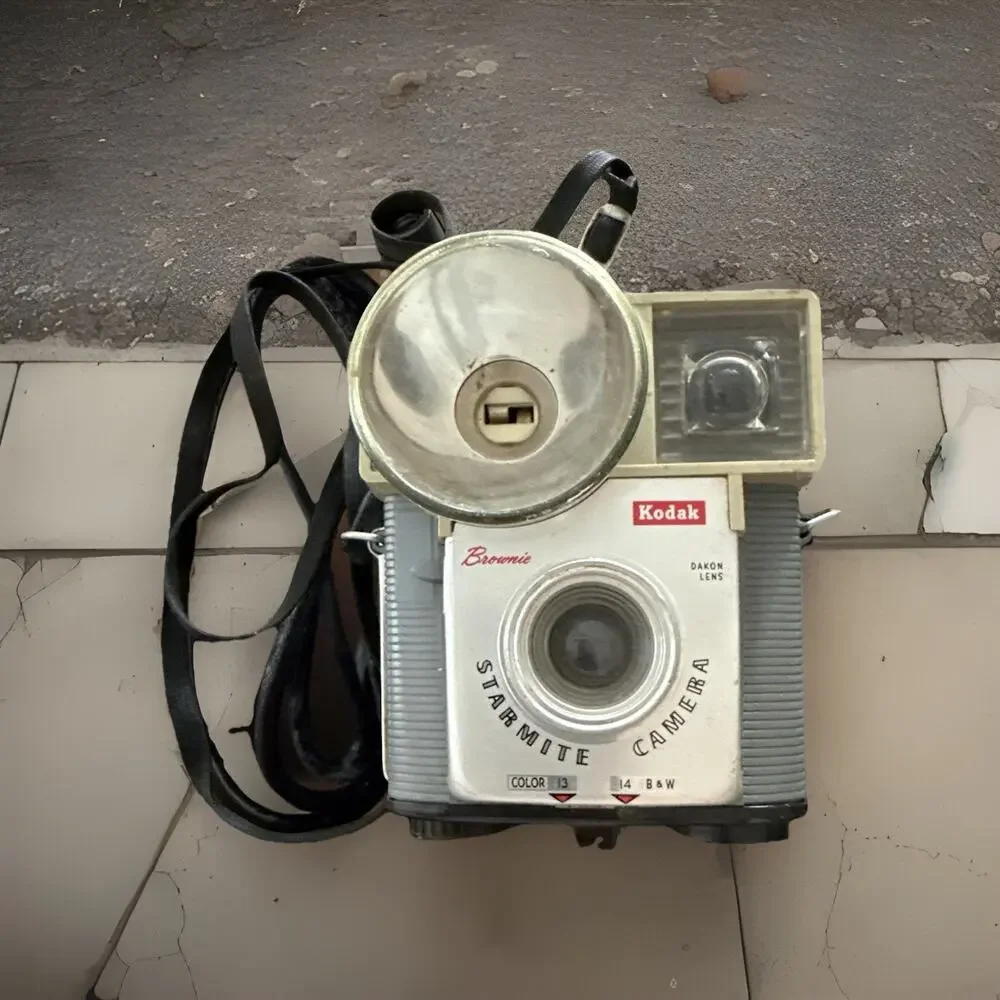 Kodak Brownie Starmite Gray Beige Vintage Box Camera with Flash